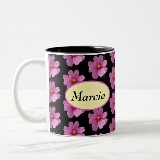 Lila Kosmos mit gelber Mitte auf schwarzem Hinterg Zweifarbige Tasse (Links)