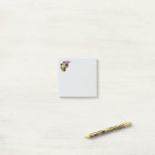 Lila Kreuz und Blumen Post-it Klebezettel (Auf Schreibtisch)