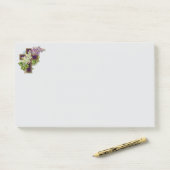 Lila Kreuz und Blumen Post-it Klebezettel (Auf Schreibtisch)