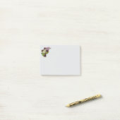 Lila Kreuz und Blumen Post-it Klebezettel (Auf Schreibtisch)