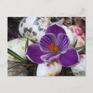 Lila Krokus und florale Ostereier Feiertagspostkarte