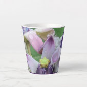 Lila KronenBlume Latte Tasse (Vorderseite)