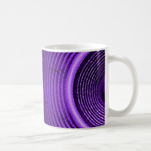 Lila Lautsprecher und Schallwellen Kaffeetasse
