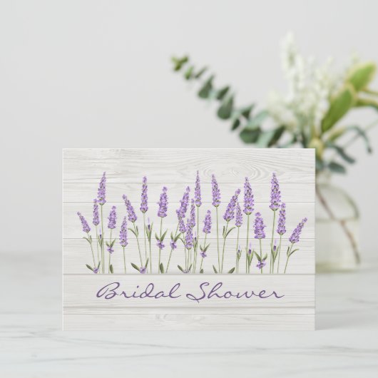 Lila Lavendel-Blume auf Holz-Brautparty Einladung (Stehend Vorderseite)