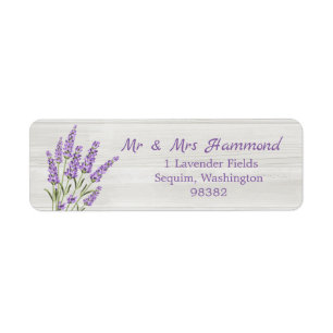 Lila Lavendel-Blumen auf Holz