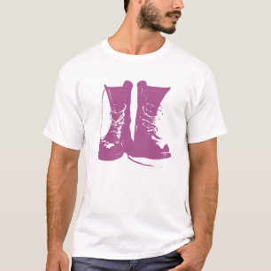Lila Lavendel-Stiefel mit gelösten Spitzeen T-Shirt