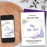 Lila Lavendelpark California Save The Date<br><div class="desc">Aquarell Floral Save the Date, die Sie für jeden Anlass bearbeiten können. Ihr besonderes Datum liegt in einem vergoldeten Rahmen, der mit hübschen Wisteria-Blume in lila, lavendelfarbenen, rosa und lila Tönen mit etwas Grün dekoriert ist. Die Formulierung ist in modernen fett gedruckten Schriften und handgeschriebenen Stil Typografie, in Schwarz und...</div>