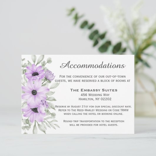 Lila Lavender Blume Script Hochzeit Begleitkarte (Stehend Vorderseite)