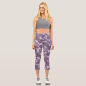 Lila Leaf-Muster mit benutzerdefiniertem Text und  Capri Leggings (Vorderseite)