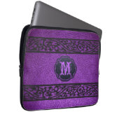 Lila Leder. Custom Monogram Laptopschutzhülle (Vorne Rechts)