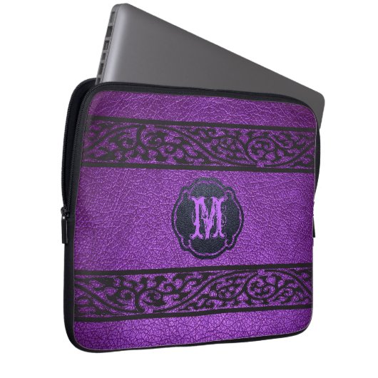 Lila Leder. Custom Monogram Laptopschutzhülle (Vorne Rechts)