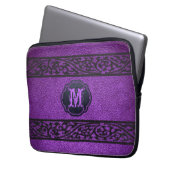 Lila Leder. Custom Monogram Laptopschutzhülle (Vorderseite Links)