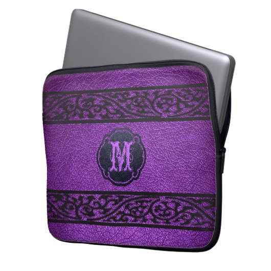 Lila Leder. Custom Monogram Laptopschutzhülle (Vorderseite Links)
