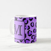 Lila Leopard-Druck-Gewohnheits-Monogramm Kaffeetasse (Vorderseite Links)