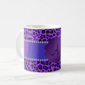 Lila Leopardmuster des Monogramms Kaffeetasse (Vorderseite Links)