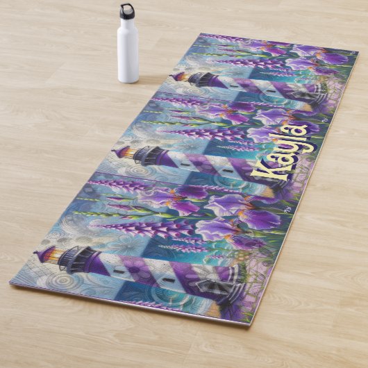 Lila Leuchtturm mit Foxglove & Iris Personalisiert Yogamatte (Beispiel)