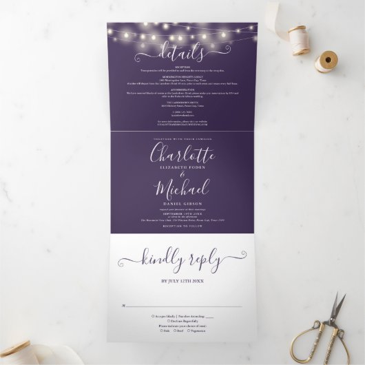 Lila Lichterkette Skript Monogramm Hochzeit Dreifach Gefaltete Einladung (Innenseite)
