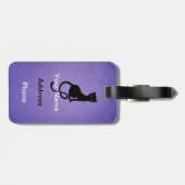 Lila liebenswürdige schlechte schwarze Katze Gepäckanhänger (Rückseite horizontal)