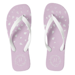 Lila lila weißer Confetti treibt silbernes Badesandalen
