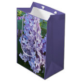 Lila Lilac Blooms Floral Mittlere Geschenktüte (Vorderseite Schrägansicht)