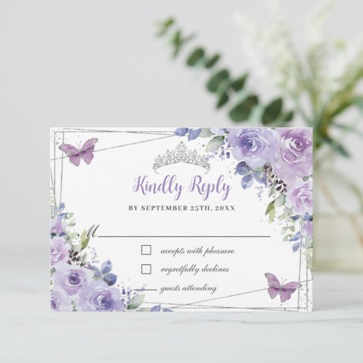 Lila Lilac Floral Quinceañera Silberschmetterlinge RSVP Karte (Stehend Vorderseite)