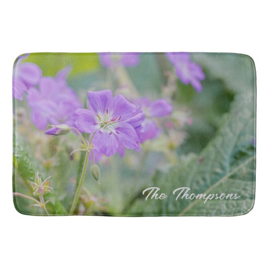Lila Lilac Geranium Wildblume Botanisches Foto Badematte (Vorderseite)