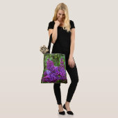 Lila Lilacs an einem Frühlingstag Tasche (Am Model)