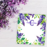 Lila Lilacs mit grünen Blätter Name und Monogramm Notizblock<br><div class="desc">Dieses individuell anpassbare Notizblock zeichnet sich durch ein hübsches und elegantes Design aus, das mit Haufen lila Lilacs und üppig grünen Blätter an den Kanten geschmückt ist. Die Mitte des Notizbuches zeigt einen großen, stilisierten Buchstaben "C" in einer weichen Lavendelfarbe mit dem Namen "Catherine", der in einem anmutigen, kursiven Schriftart...</div>