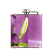 Lila Lilie mit Wasserfall Flachmann (Rückseite)