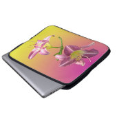 lila LilienBlume Laptopschutzhülle (Vorne Knopf)