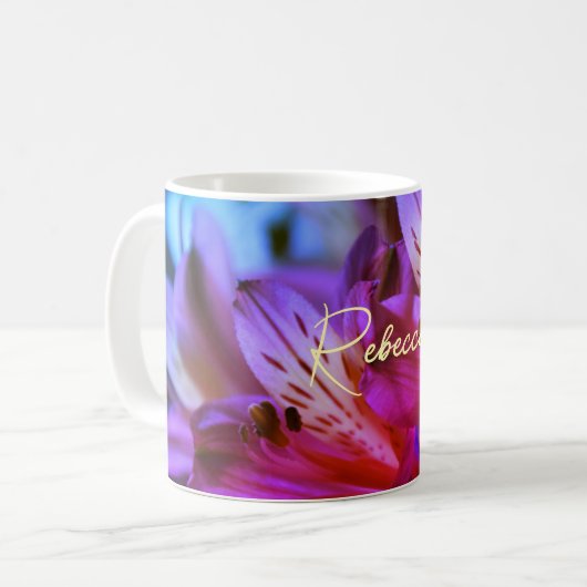 Lila Lilies personalizable Name Tasse (Vorderseite Links)