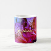 Lila Lilies personalizable Name Tasse (Mittel)