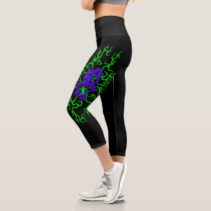 Lila Lily-Blume auf schwarz Capri Leggings