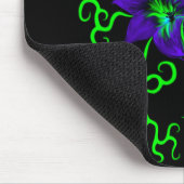 Lila Lily-Blume auf schwarz Mousepad (Ecke)