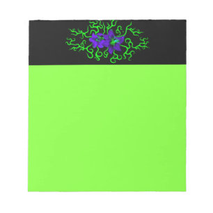 Lila Lily-Blume auf schwarz Notizblock
