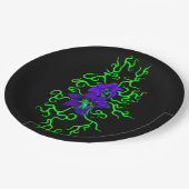 Lila Lily-Blume auf schwarz Pappteller (Schrägansicht)