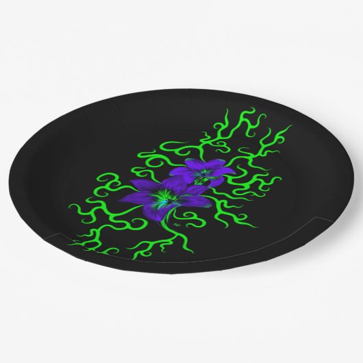 Lila Lily-Blume auf schwarz Pappteller (Schrägansicht)