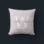 Lila Linen White Monogram Wedding Keepake Kissen<br><div class="desc">Elegantes Hochzeitskissen lila geflochtener Leineneffektkissen mit dunkelgrauem,  chic handgeschriebenem Schriftzeichen. Fügen Sie einfach Ihre Namen,  Monogramm und Hochzeitstermin ein. Großartiges Geschenk für ein frisch verheiratetes Paar. Exklusiv für Sie entworfen von Happy Dolphin Studio. Wenn Sie Hilfe oder passende Produkte benötigen,  kontaktieren Sie uns bitte unter happydolphinstudio@outlook.com.</div>