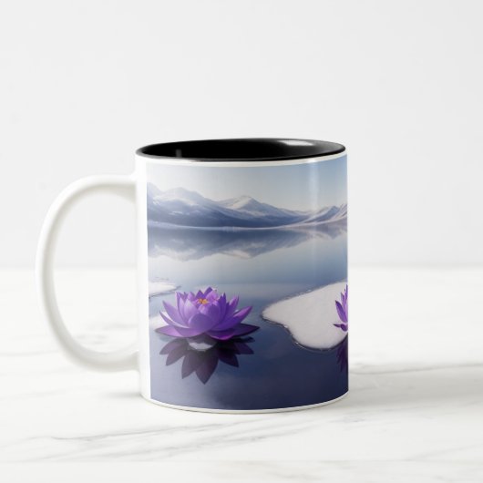 Lila Lotus-Blume auf einem Wintersee. Zweifarbige Tasse (Links)