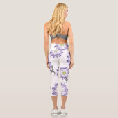 Lila Lotus Blume Yoga & Om/Om Zen Kalligraphie Capri Leggings (Rückseite)