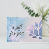 lila Lotus-Logo-Geschenkgutschein (Stehend Vorderseite)