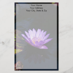 Lila Lotus-Wasserlilie-Blume und Streifen Briefpapier