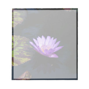 Lila Lotus-Wasserlilie-Blume und Streifen Notizblock
