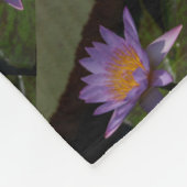 Lila Lotus-Wasserlilie Fleecedecke (Ecke)