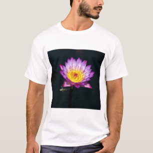 Lila Lotus Wasserlilie und Dragonfly Nymph T Shirt
