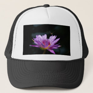 Lila Lotus-Wasserlilie und Dragonfly Truckerkappe
