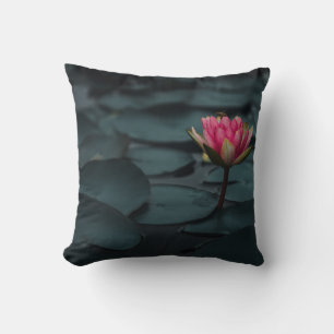 LILA LOTUSBLUME AUF DEM WASSER KISSEN