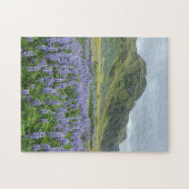 Lila Lupine-Blume und Grüne Berge Puzzle (Horizontal)