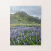 Lila Lupine-Blume und Grüne Berge Puzzle (Vertikal)