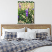 Lila Lupinen auf Grassy Field Leinwanddruck (Insitu (Schlafzimmer))